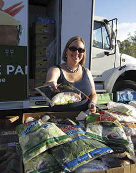 Volunteer-at-Mobile-Pantry